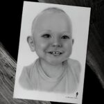 radosne dziecko uwiecznione na portrecie narysowanym ołówkiem na podstawie ze zdjęcia na zamówienie. Ręcznie rysowany portret na zamówienie – idealny prezent na ślub, dla przyjaciółki, mamy lub rodziców. Pamiątka z wesela, portret z kilku zdjęć lub renowacja starych zdjęć