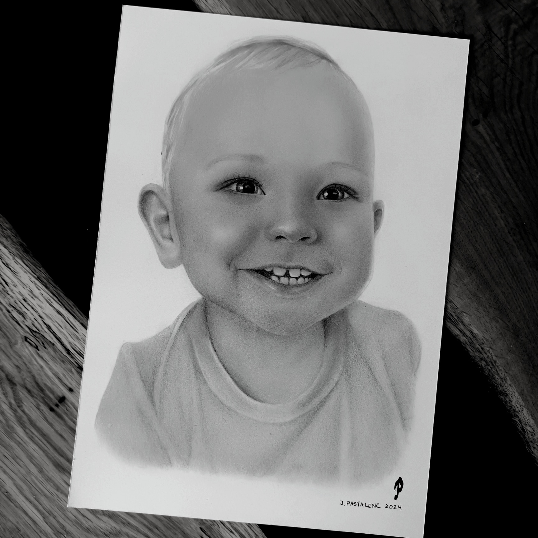 radosne dziecko uwiecznione na portrecie narysowanym ołówkiem na podstawie ze zdjęcia na zamówienie. Ręcznie rysowany portret na zamówienie – idealny prezent na ślub, dla przyjaciółki, mamy lub rodziców. Pamiątka z wesela, portret z kilku zdjęć lub renowacja starych zdjęć