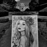 influenserka mamikoyoko narysowana przez Justyna Pastalenc portrety na zamóiwenie. Ręcznie rysowany portret na zamówienie – idealny prezent na ślub, dla przyjaciółki, mamy lub rodziców. Pamiątka z wesela, portret z kilku zdjęć lub renowacja starych zdjęć