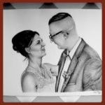 portret narysowany ze zdjęcia ślubnego to piękna pamiętka, wzruszająca która zostanie na całe życie. Ręcznie rysowany portret na zamówienie – idealny prezent na ślub, dla przyjaciółki, mamy lub rodziców. Pamiątka z wesela, portret z kilku zdjęć lub renowacja starych zdjęć