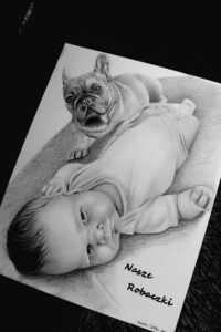 portret ze zdjęcia niemowlaka i jego pupila, świetny pomysł na prezent z okazji chrztu czy Komunii. Ręcznie rysowany portret na zamówienie – idealny prezent na ślub, dla przyjaciółki, mamy lub rodziców. Pamiątka z wesela, portret z kilku zdjęć lub renowacja starych zdjęć