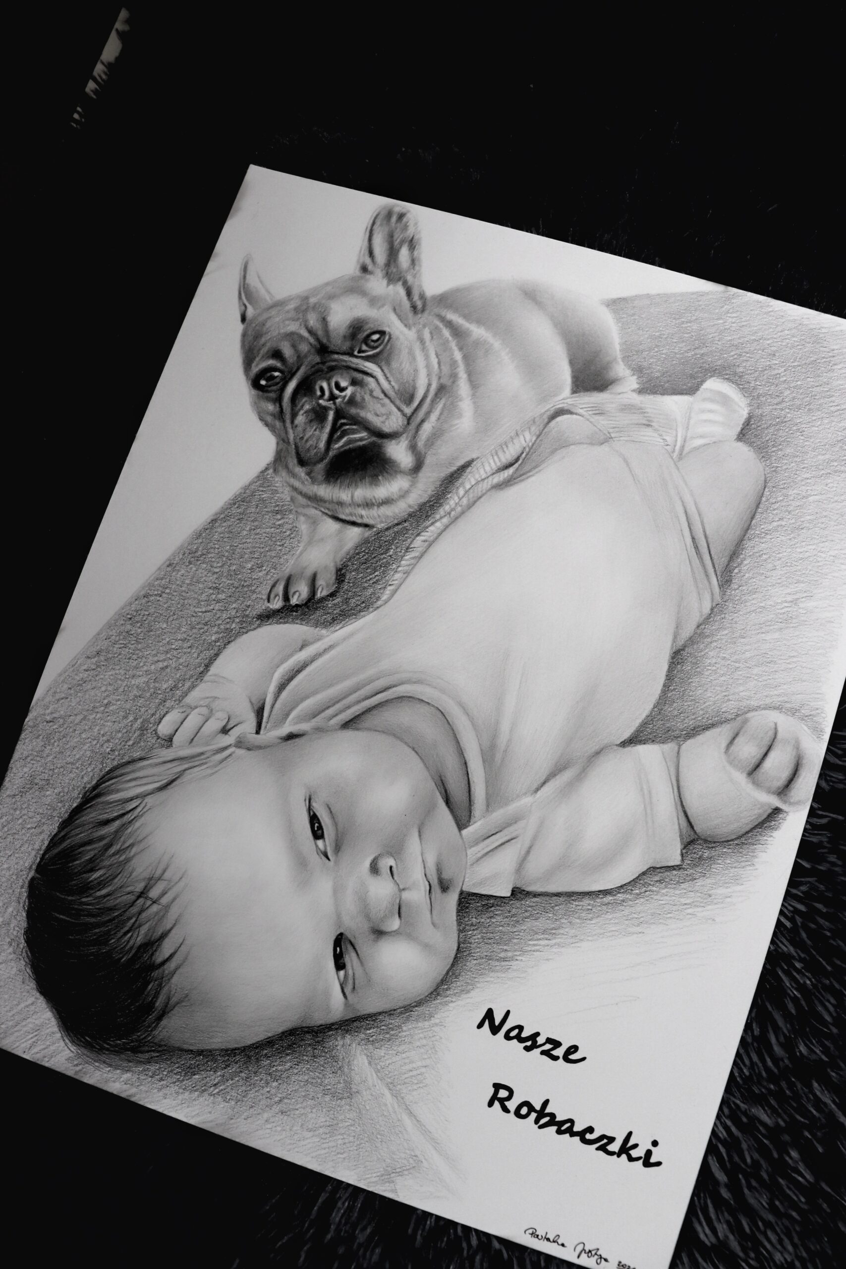 portret ze zdjęcia niemowlaka i jego pupila, świetny pomysł na prezent z okazji chrztu czy Komunii. Ręcznie rysowany portret na zamówienie – idealny prezent na ślub, dla przyjaciółki, mamy lub rodziców. Pamiątka z wesela, portret z kilku zdjęć lub renowacja starych zdjęć