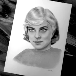 portret kobiety narysowany ze starego zniszczonego zdjęcia do starego dowodu, dokonała się renowacja na portrecie ze starego zdjęcia. Ręcznie rysowany portret na zamówienie – idealny prezent na ślub, dla przyjaciółki, mamy lub rodziców. Pamiątka z wesela, portret z kilku zdjęć lub renowacja starych zdjęć