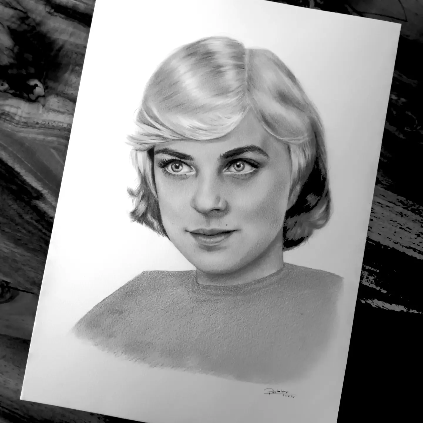 portret kobiety narysowany ze starego zniszczonego zdjęcia do starego dowodu, dokonała się renowacja na portrecie ze starego zdjęcia. Ręcznie rysowany portret na zamówienie – idealny prezent na ślub, dla przyjaciółki, mamy lub rodziców. Pamiątka z wesela, portret z kilku zdjęć lub renowacja starych zdjęć