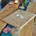 opakowanie na prezent gratis, każdy portret jest zapakowany w piękny ponadczasowy papier. cały pakunek stylizowany jest na vintage style.Ręcznie rysowany portret na zamówienie – idealny prezent na ślub, dla przyjaciółki, mamy lub rodziców. Pamiątka z wesela, portret z kilku zdjęć lub renowacja starych zdjęć