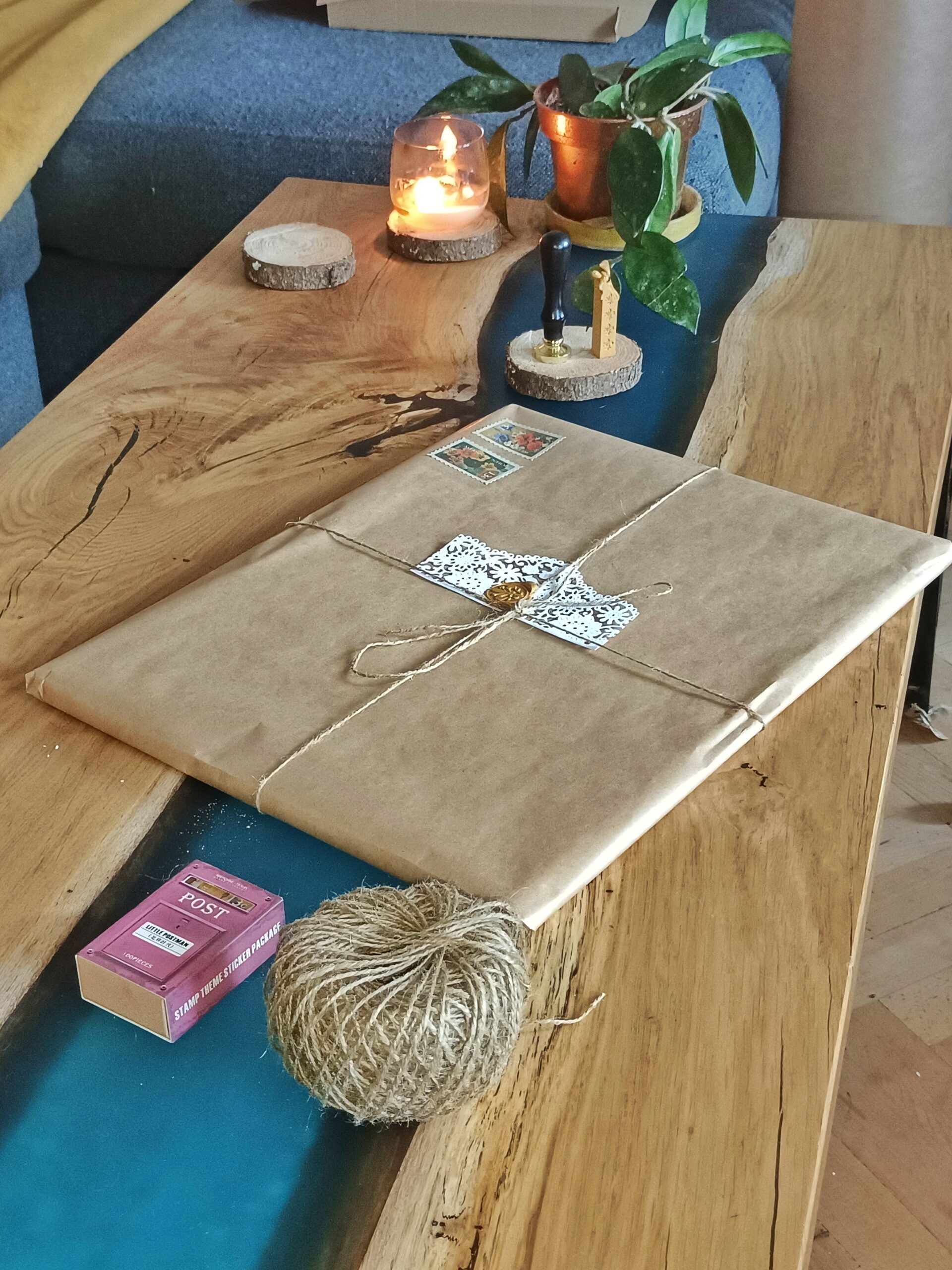 opakowanie na prezent gratis, każdy portret jest zapakowany w piękny ponadczasowy papier. cały pakunek stylizowany jest na vintage style.Ręcznie rysowany portret na zamówienie – idealny prezent na ślub, dla przyjaciółki, mamy lub rodziców. Pamiątka z wesela, portret z kilku zdjęć lub renowacja starych zdjęć