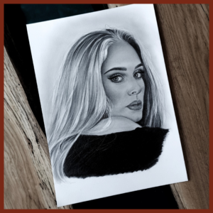 Adele najsłynniejsza piosenkarka USA narysowana przez Justyna Pastalenc portrety na zamówienie. Ręcznie rysowany portret na zamówienie – idealny prezent na ślub, dla przyjaciółki, mamy lub rodziców. Pamiątka z wesela, portret z kilku zdjęć lub renowacja starych zdjęć