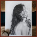 rysunek kobiety z kwiatem narysowanej odręcznie ze zdjęcia. Ręcznie rysowany portret na zamówienie – idealny prezent na ślub, dla przyjaciółki, mamy lub rodziców. Pamiątka z wesela, portret z kilku zdjęć lub renowacja starych zdjęć