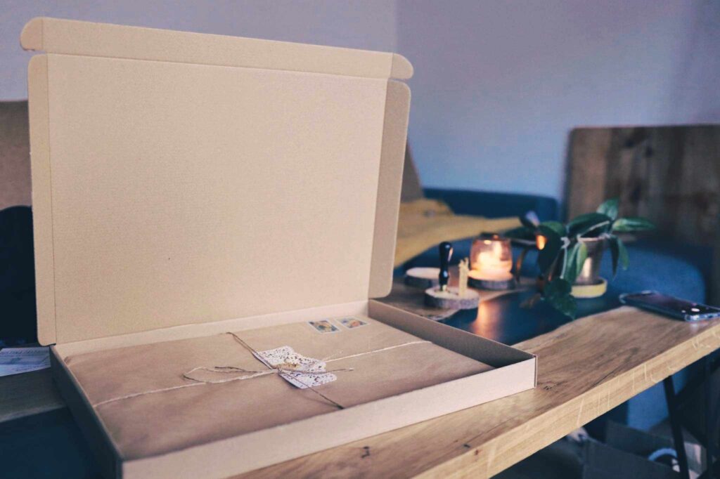 portret rysowany ze zdjęcia na zamówienie zapakowany w papier ozdobny na prezent gratis 